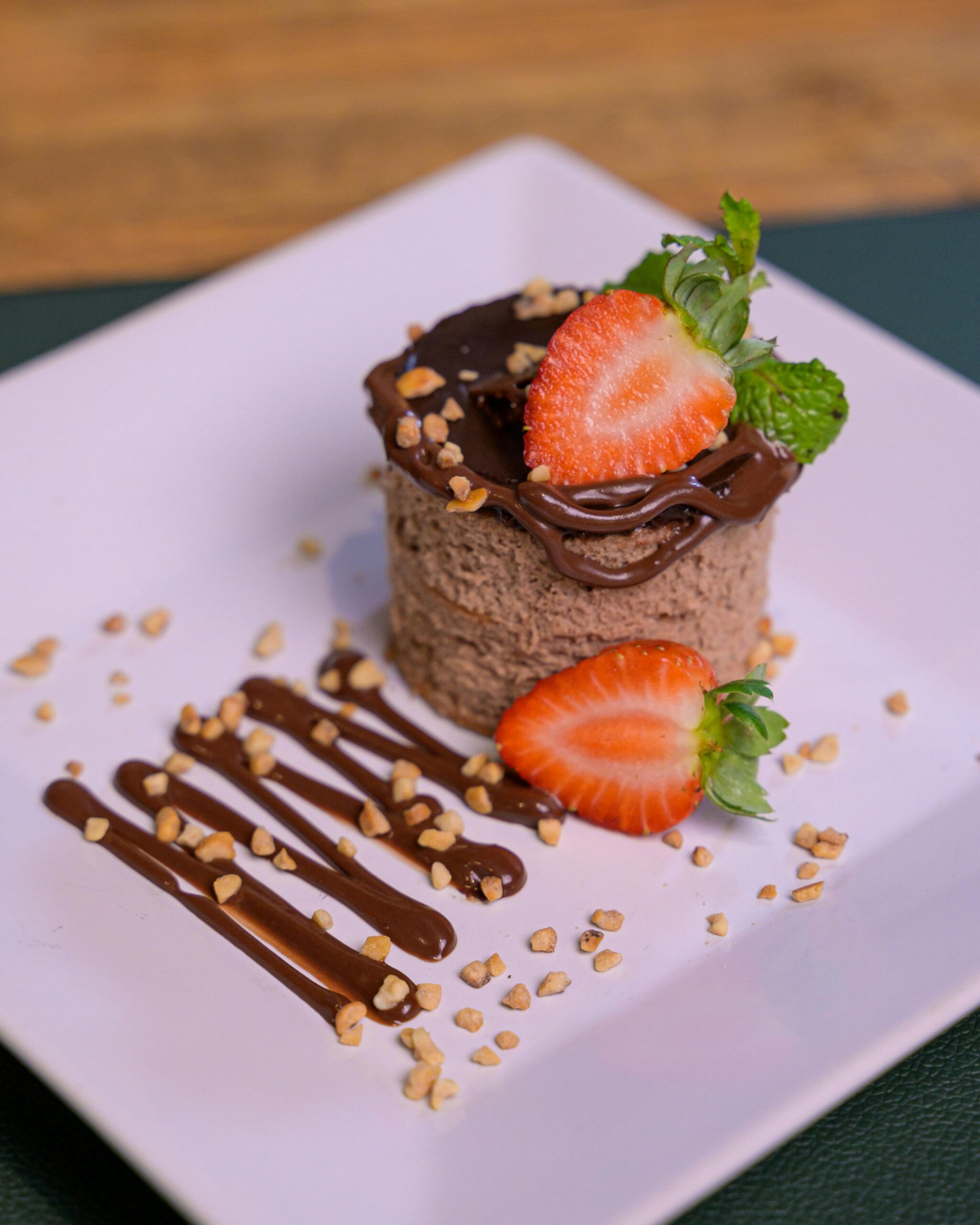 Chocolade mouse met rood fruit