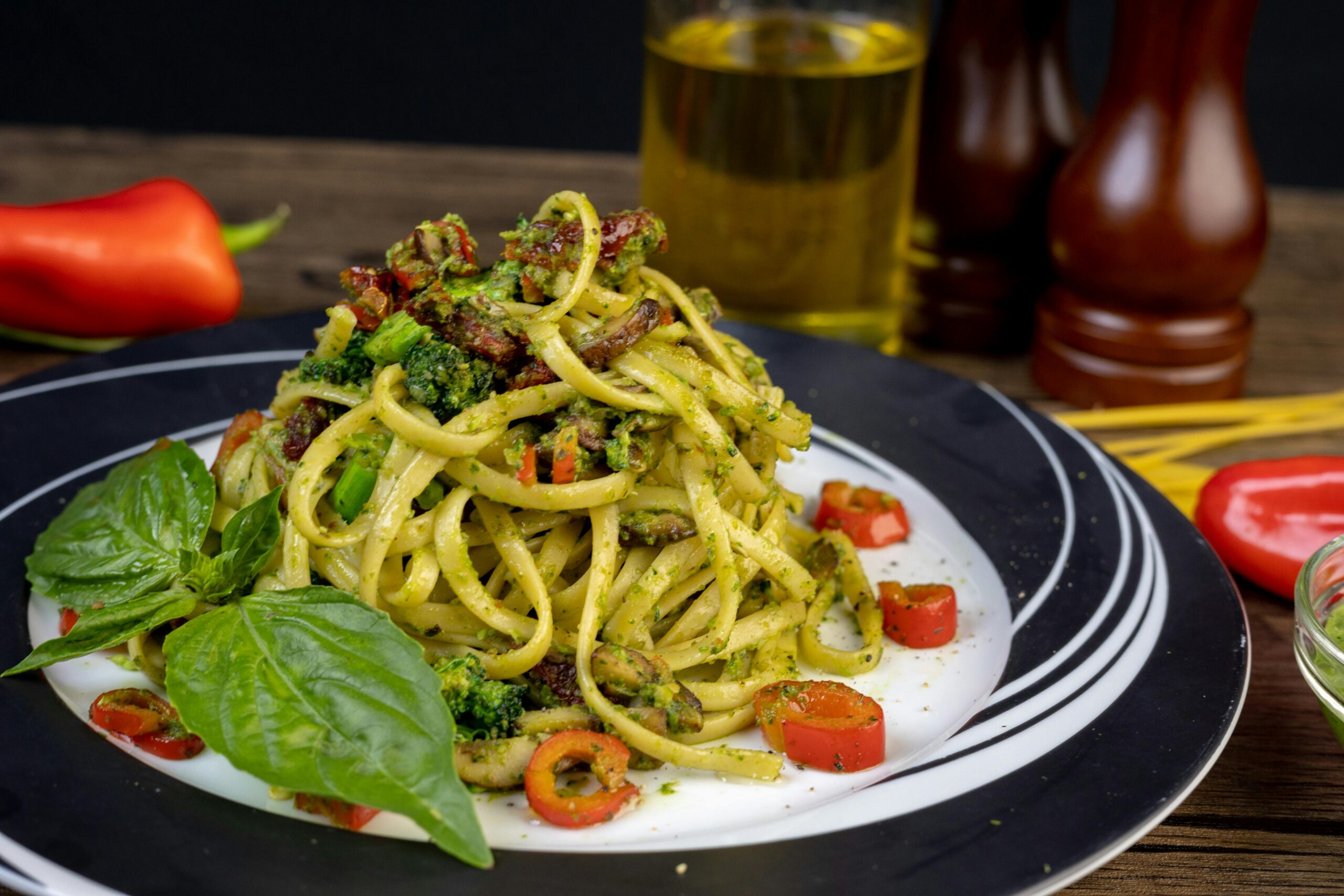 Pasta pesto met spekjes en tomaten