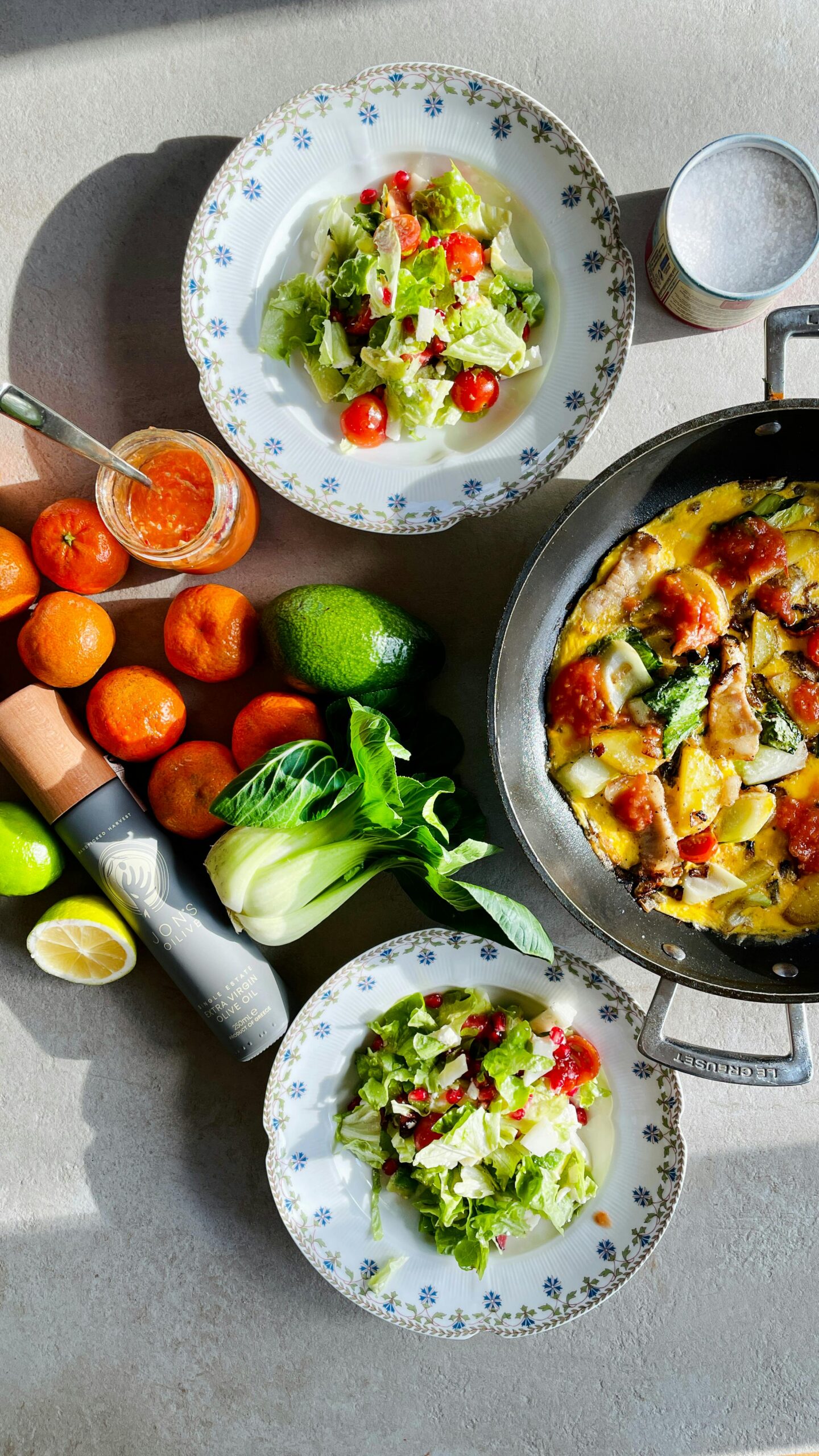 Roerei met groenten en een frisse salade